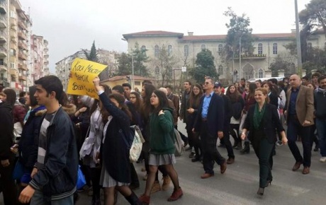 Liseli öğrenciler okulları için yürüdü