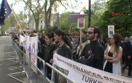 Ermenilerden Londrada protesto