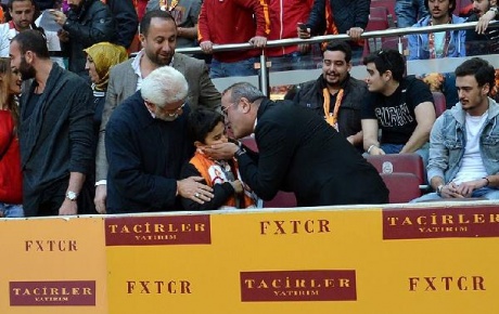 Şehit Savcı Mehmet Selim Kirazın oğlu Galatasaray maçında