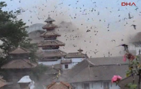 Nepaldeki deprem anı kamerada!