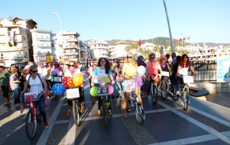 Süslü kadınlar bisikletleriyle şiddete hayır turu attı