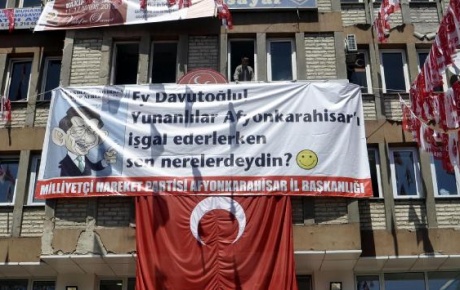 Davutoğluna MHPden pankartlı karşılama