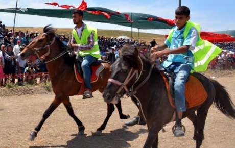 Rahvan atlar Menemende yarıştı