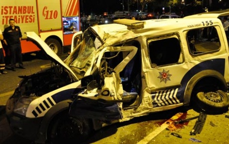 İstanbulda polis aracı kaza yaptı: 1 şehit