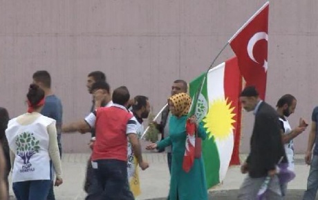 HDP mitinginde Türk bayrakları