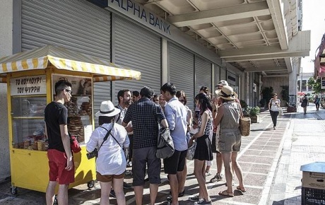 Yunanistanda bankalar bir hafta kapalı