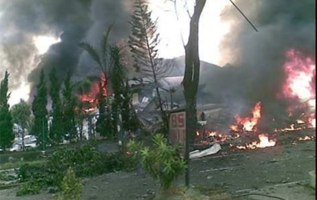 Endonezyada askeri uçak yerleşim alanına düştü