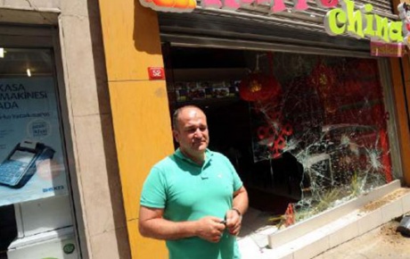 Tophanede Çin lokantasına taşlı sopalı saldırı