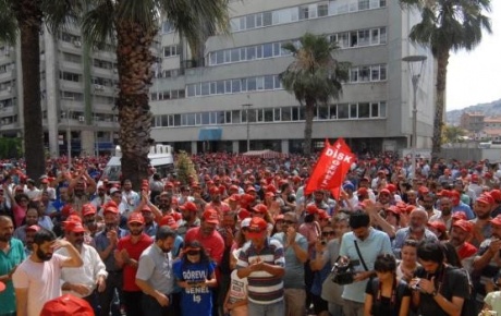 İzmirde belediye işçileri sokağa döküldü