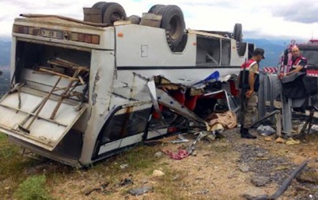 İşçileri taşıyan minibüs devrildi: 1 ölü, 20 yaralı