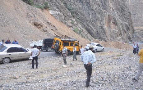 PKK, Hakkari-Çukurca karayolunda 2 araç yaktı