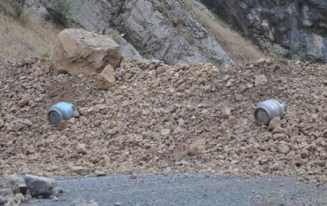 PKKlılar Hakkari-Çukurca yolunu kapattı
