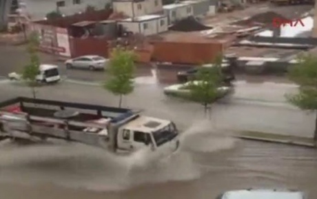 Ankaralılar sağanak yağmura yakalandı