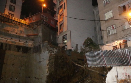 Kağıthanede istinat duvarı çöktü!... 2 bina boşaltıldı!