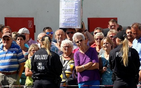 Merkele sığınmacı yurdunu ziyaretinde protesto