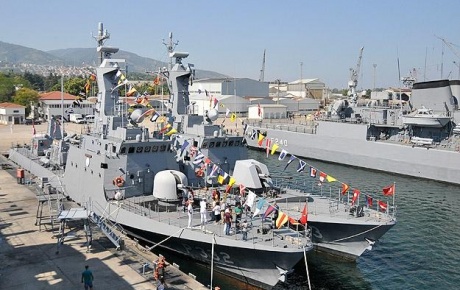 Askeri gemiler halkın ziyaretine açıldı