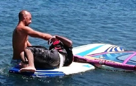 Sörf yaparken mülteciyi kurtardı