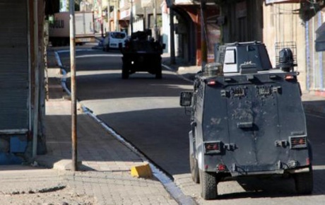TIRla yolu kapatan PKKlılar polise ateş açtı