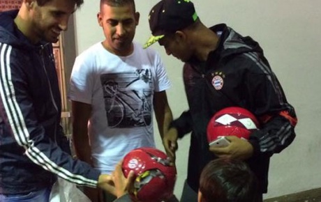Ünlü futbolcu mültecileri garda karşıladı