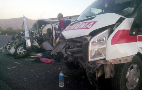 Elazığda ambulans otomobille çarpıştı: 7 yaralı