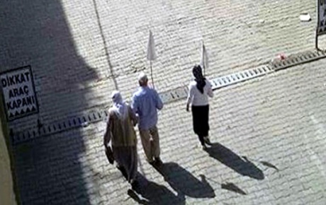Nusaybin sokaklarında beyaz bayraklı adam