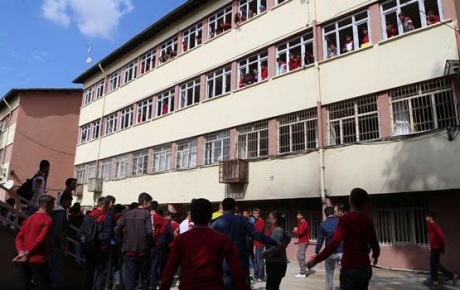 Diyarbakırda PKKlılar liseye bomba attı