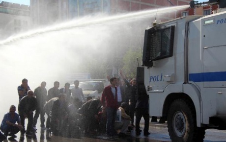 Ankaradaki patlamayı protesto edenlere polis müdahalesi