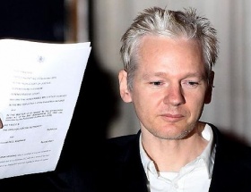 Assangea polis ablukasına son