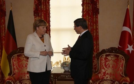 Davutoğlu, Merkel ile telefonla görüştü