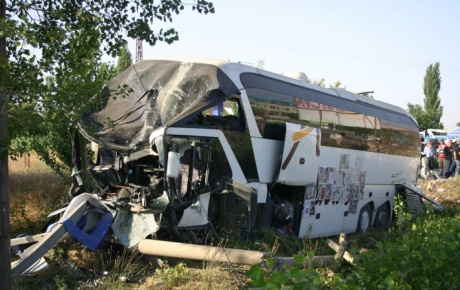 Yolcu otobüsü devrildi: 40 yaralı