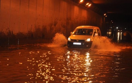 İzmiri yağmur vurdu
