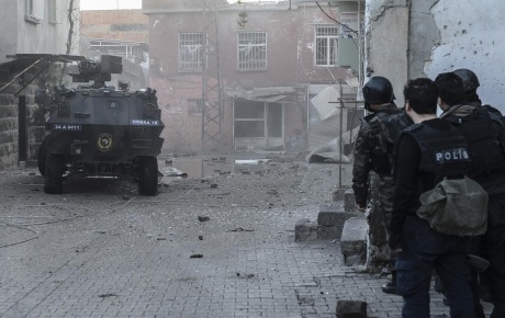 Diyarbakır Cumhuriyet Başsavcısı ve ekibine ateş açıldı