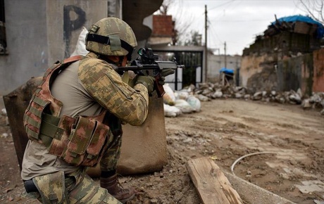 Bitliste karakola saldırı, bir asker yaralandı, çatışma sürüyor