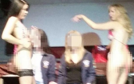 Üniversitede striptiz skandalı