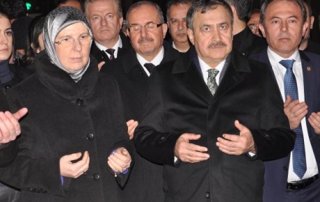 Türkmenlere yardım TIRlarını bakanlar uğurladı