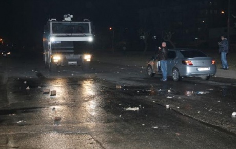 PKK sempatizanları araçları taşladı