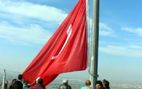 O tepeye dev Türk bayrağı dikildi