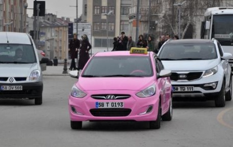 Sivasta kadınlara pembe taksi