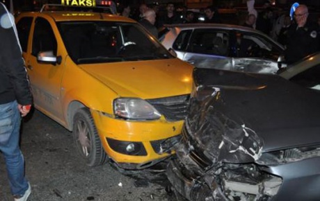 İzmirde zincirleme kaza: 5 yaralı