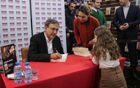 Orhan Pamuk son kitabını imzaladı