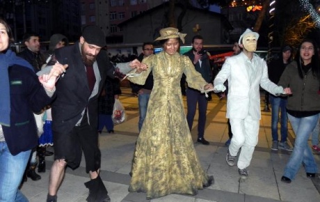 Amatör tiyatrocular Dünya Tiyatrolar Gününü sokakta kutladı