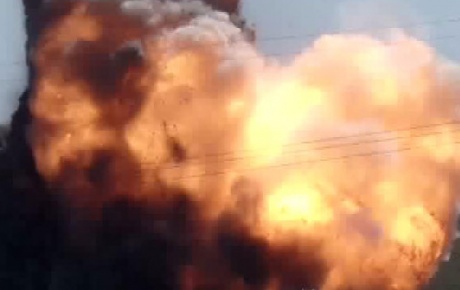 Teröristlerden trene bombalı saldırı