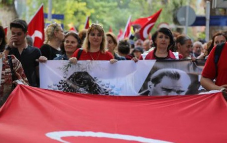 Türk bayraklı laiklik yürüyüşü