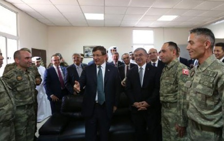 Davutoğlu, Katardaki Türk askerlerini ziyaret etti