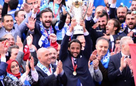Şampiyon Erzurumspor kupayı kaldırdı