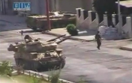 Suriye tankları El Rastanı vurdu