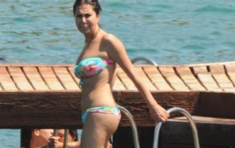 Ebru Yaşar bikiniyle görüntülendi