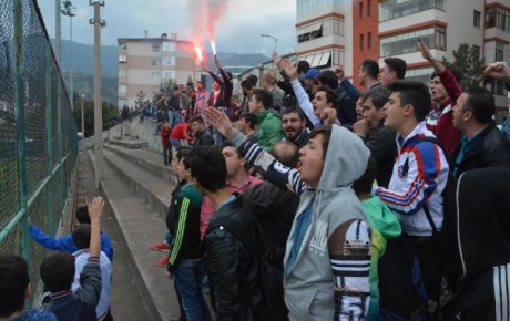 Karabüksporlu taraftarlardan futbolculara tepki