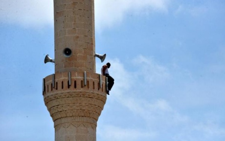 Cami minaresinde intihar girişimi