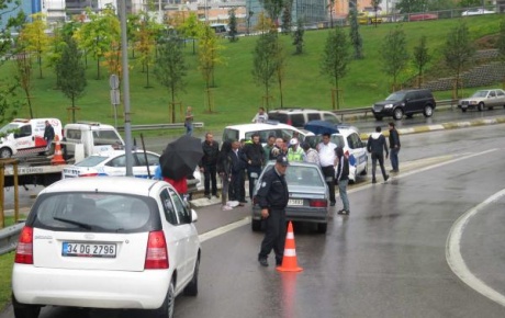 Trafik polislerine otomobil çarptı: 2 yaralı